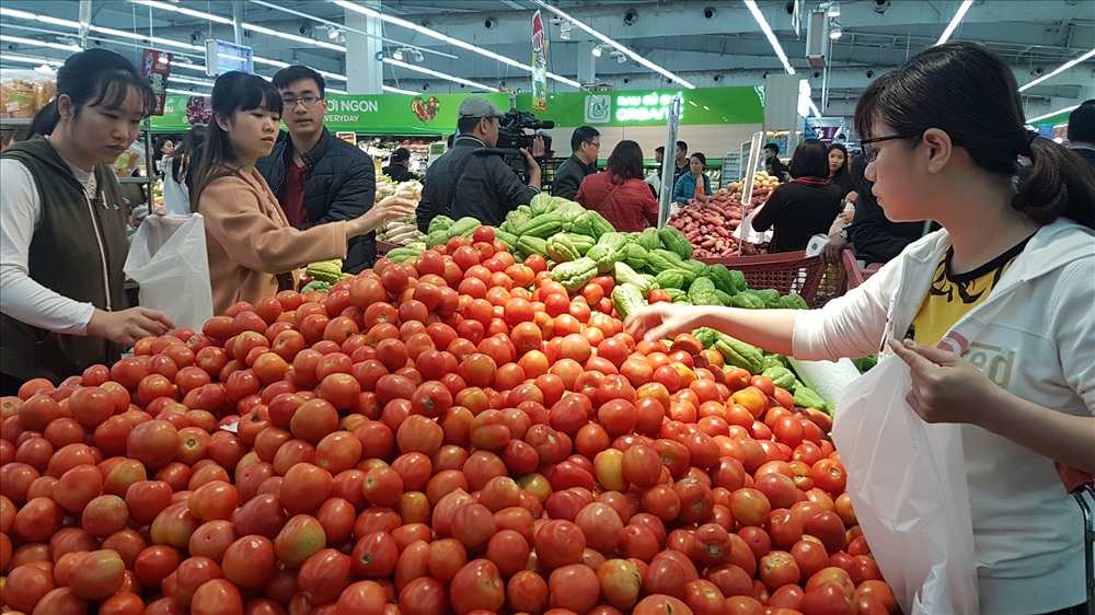 Lượng rau, quả tươi dồi dào đã góp phần kìm giữ CPI ở mức tăng 0,31%, dù giá điện, xăng dầu, vận tải... đang "phi mã". Ảnh: Kh.V
