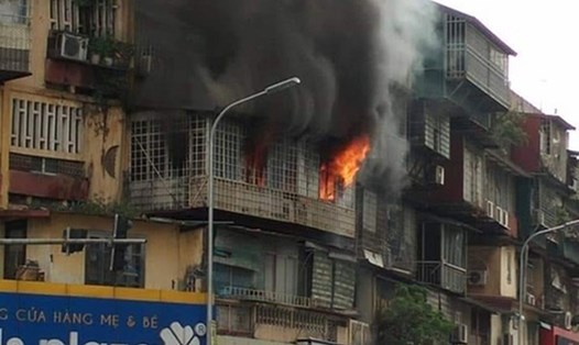 Một vụ cháy lớn tại chung cư cũ trên địa bàn Hà Nội. Ảnh: Nguyễn Ngân/VOV