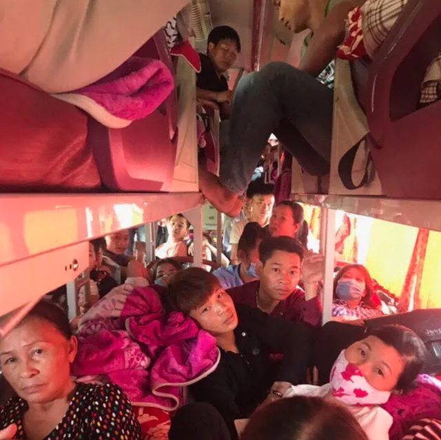 Hành khách bị nhồi nhét trên xe khách BKS 21B 006.89 chạy tuyến Mỹ Đình – Nghĩa Lộ.