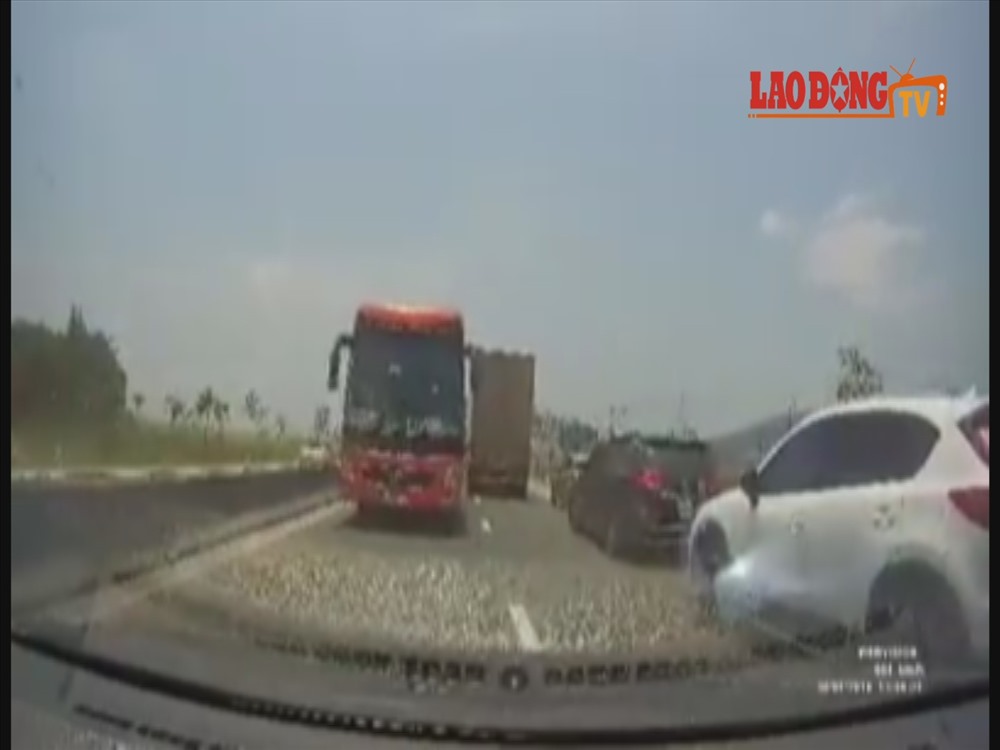 Chiếc xe khách đi ngược chiều trên QL1A