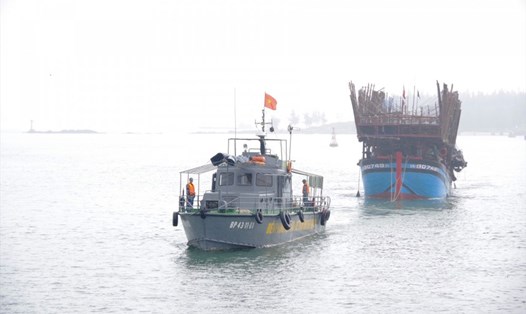 Bộ đội Biên phòng lai dắt tàu của ngư dân Quảng Nam gặp nạn vào bờ.