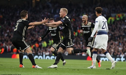Ajax (áo đen) đã giành chiến thắng thuyết phục trước Tottenham. Ảnh: Daily Mail