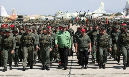 Tổng thống Nicolas Maduro trong một cuộc tập trận quân sự của Venezuela. Ảnh: Reuters