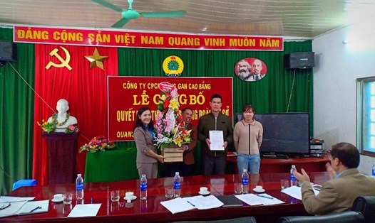 Chủ tịch LĐLĐ tỉnh Cao Bằng Nguyễn Ngọc Thư (trái) tặng hoa chúc mừng Ban Chấp hành lâm thời Công đoàn cơ sở Cty CP công nghiệp măng gan Cao Bằng. Ảnh: TD
