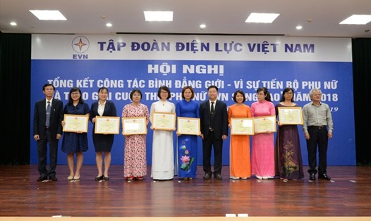 Các đồng chí lãnh đạo Ban VSTBPN Tập đoàn EVN trao giải cho các cá nhân đoạt giải cuộc thi "Phụ nữ EVN - Sáng tạo" năm 2018. Ảnh: Đ.C