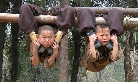 Chú tiểu chùa Thiếu Lâm khổ luyện kungfu. Ảnh: RT. 