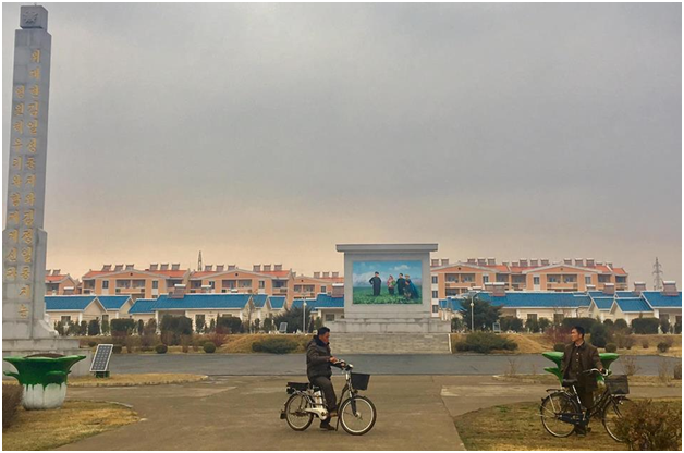 Một làng văn hoá điển hình ở nông thôn Triều Tiên. Mỗi căn nhà đều được xây đồng bộ với pin năng lượng mặt trời trên mái. Trong làng có trường học, khu vui chơi trẻ em, nhà sinh hoạt cộng đồng và khu mua sắm... Ảnh: Lê Vân