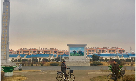 Một làng văn hoá điển hình ở nông thôn Triều Tiên. Mỗi căn nhà đều được xây đồng bộ với pin năng lượng mặt trời trên mái. Trong làng có trường học, khu vui chơi trẻ em, nhà sinh hoạt cộng đồng và khu mua sắm... Ảnh: Lê Vân