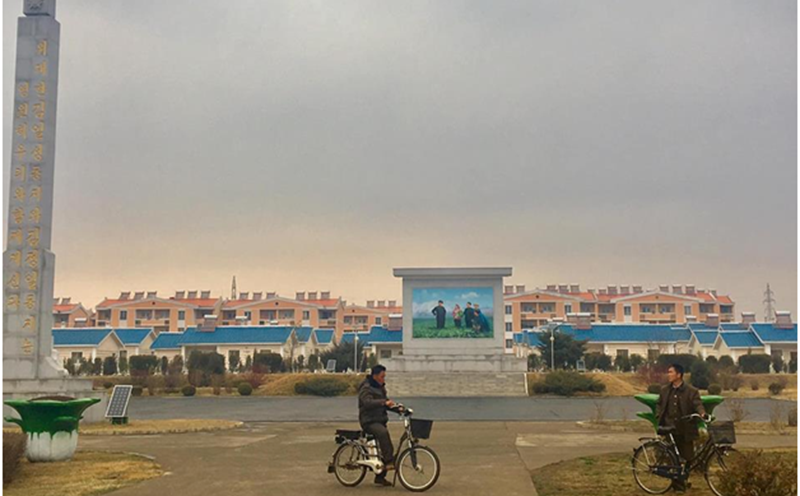 Một làng văn hoá điển hình ở nông thôn Triều Tiên. Mỗi căn nhà đều được xây đồng bộ với pin năng lượng mặt trời trên mái. Trong làng có trường học, khu vui chơi trẻ em, nhà sinh hoạt cộng đồng và khu mua sắm... Ảnh: Lê Vân