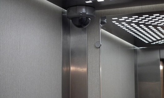 Lắp đặt camera trong thang máy là biện pháp hữu hiệu để ngăn ngừa những vụ dâm ô, sàm sỡ. 
