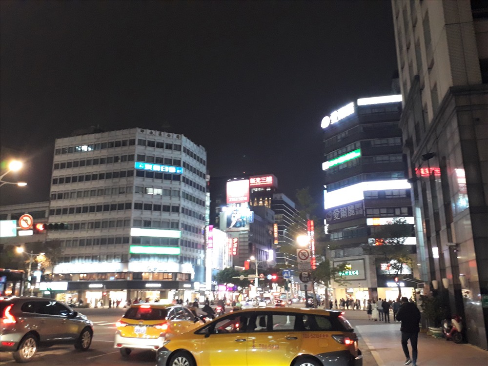 Một ngã tư ở Đài Bắc về đêm. Có thể thấy người đi bộ sang đường rất tuân thủ luật lệ giao thông. 