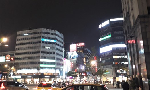 Một ngã tư ở Đài Bắc về đêm. Có thể thấy người đi bộ sang đường rất tuân thủ luật lệ giao thông.