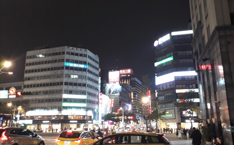 Một ngã tư ở Đài Bắc về đêm. Có thể thấy người đi bộ sang đường rất tuân thủ luật lệ giao thông.