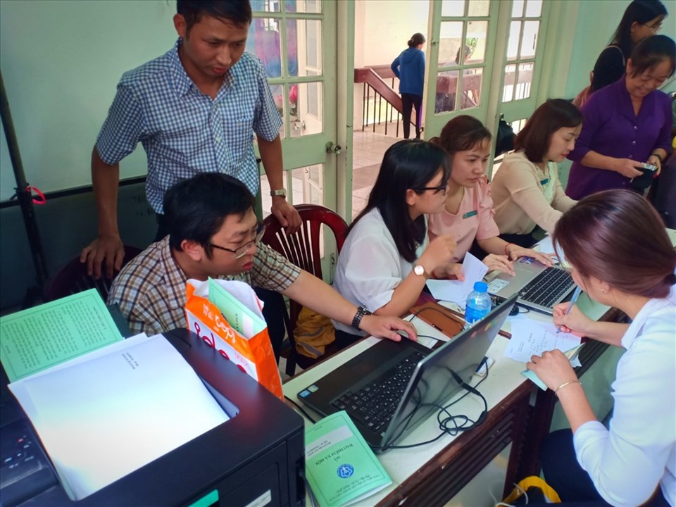 Chị em nhận đăng ký tham gia BHXH tự nguyện ngay tại hội nghị - Ảnh: L.S Chị em nhận đăng ký tham gia BHXH tự nguyện ngay tại hội nghị - Ảnh: L.S