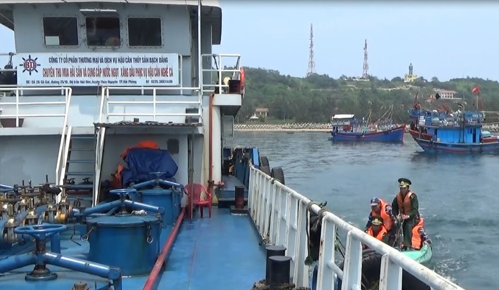 Lực lượng cảnh sát biển áp sát con tàu chở 200 tấn dầu DO không rõ nguồn gốc xuất xứ.