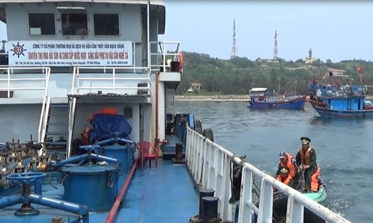 Lực lượng cảnh sát biển áp sát con tàu chở 200 tấn dầu DO không rõ nguồn gốc xuất xứ.