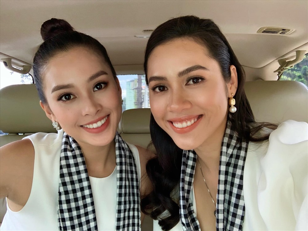 Cặp chị em hoa hậu sở hữu các góc nghiêng, góc mặt rất giống nhau. 