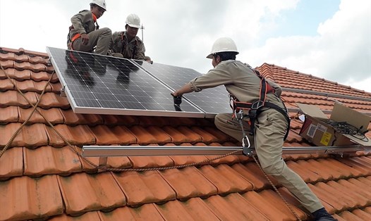 Lắp đặt điện mặt trời trên mái nhà cho khách hàng cá nhân