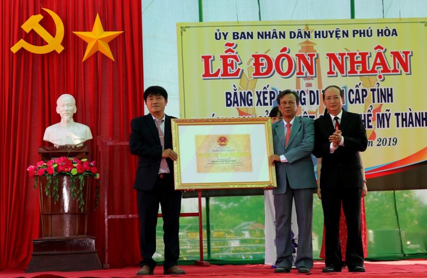 Lễ đón nhận bằng công nhận di tích cấp tỉnh "Mộ liệt sỹ tập thể Mỹ Thành". Ảnh: M.L