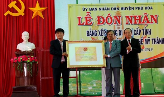 Lễ đón nhận bằng công nhận di tích cấp tỉnh "Mộ liệt sỹ tập thể Mỹ Thành". Ảnh: M.L