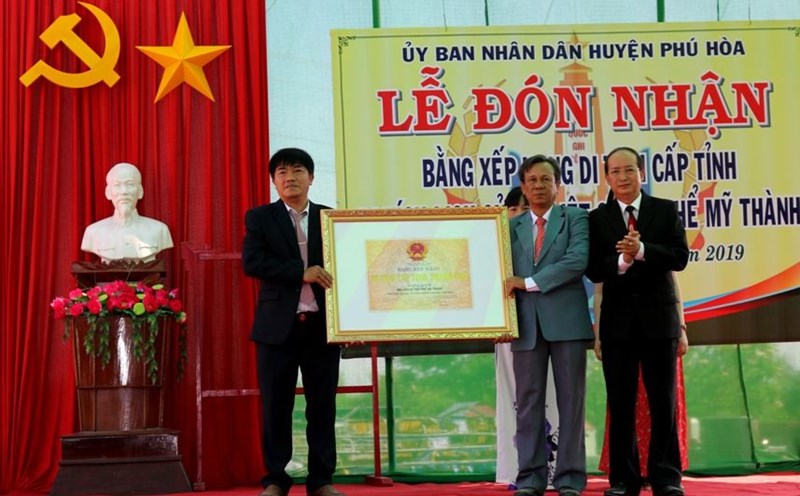 Lễ đón nhận bằng công nhận di tích cấp tỉnh "Mộ liệt sỹ tập thể Mỹ Thành". Ảnh: M.L