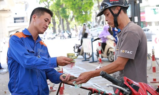 Mới đây 2.4, giá xăng được điều chỉnh tăng hơn 1.000 đồng. Ảnh Hải Nguyễn.