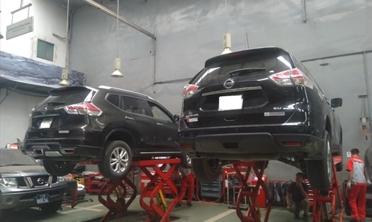 Kỹ thuật viên Nissan Việt Nam kiểm tra xe X-Trail tại Nissan Long Biên ngày 3.4