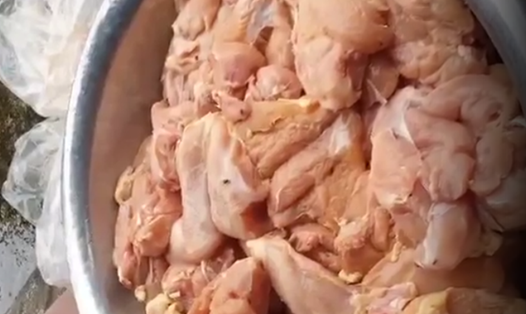 Thịt gà  kém chất lượng được phụ huynh trường Chu Văn An phát hiện. Ảnh cắt từ clip.