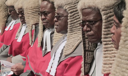 Các thẩm phán tòa án tối cao Zimbabwe. Ảnh: Getty. 