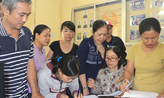 CN đã và đang làm việc tại Cty CP Hòa Việt ký tên vào đơn tại Trung tâm Tư vấn pháp luật. Ảnh: P.V