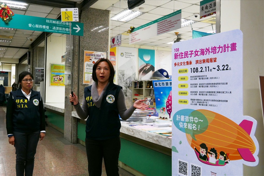 Hướng dẫn viên giới thiệu hoạt động tại Sở Di dân (NIA), cơ quan nội chính Đài Loan. Ảnh: PV. 