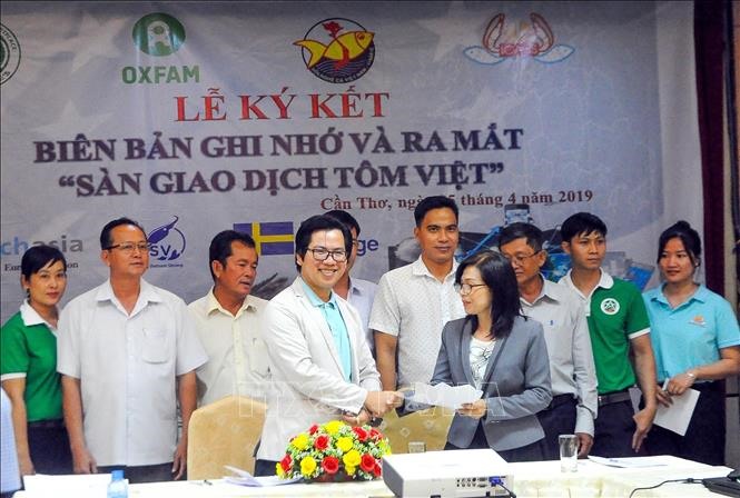 Ký kết hợp tác với các đối tác trong buổi ra mắt ngày 5.4 tại Cần Thơ.