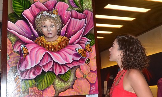 Các tác phẩm trưng bày tại triển lãm được họa sĩ sáng tác trong thời gian sống và làm việc tại phố biển Nha Trang. Ảnh: Châu Tường