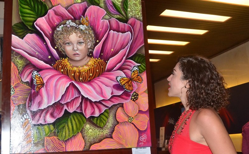 Các tác phẩm trưng bày tại triển lãm được họa sĩ sáng tác trong thời gian sống và làm việc tại phố biển Nha Trang. Ảnh: Châu Tường