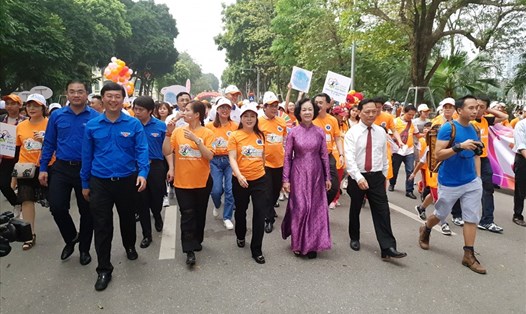 Bà Trương Thị Mai, bà Nguyễn Thị Kim Tiến hưởng ứng đi bộ 10 nghìn bước. Ảnh: T.D
