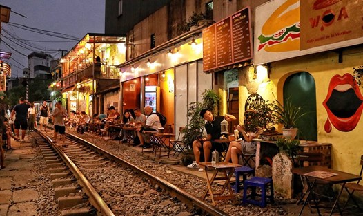 Những quán cà phê phố đường tàu tấp nập du khách cả ngày lẫn đêm. Ảnh: PV.