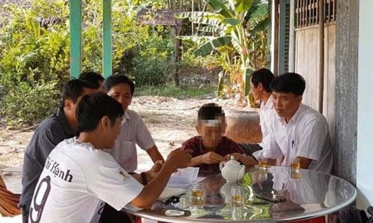Em Q.A băng vết thương trên đầu được Sở GDĐT Vĩnh Long và nhà trường đến thăm