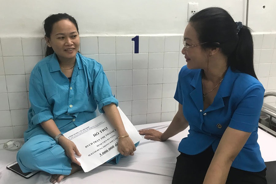 Chủ tịch CĐ Y tế VN - PGS-TS Phạm Thanh Bình thăm hỏi, động viên điều dưỡng bị hành hung tại Bệnh viện Đa khoa Đà Nẵng. Ảnh: PV