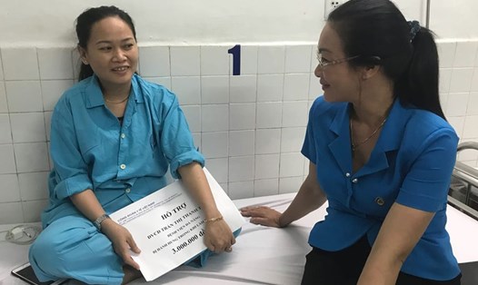 Chủ tịch CĐ Y tế VN - PGS-TS Phạm Thanh Bình thăm hỏi, động viên điều dưỡng bị hành hung tại Bệnh viện Đa khoa Đà Nẵng. Ảnh: PV