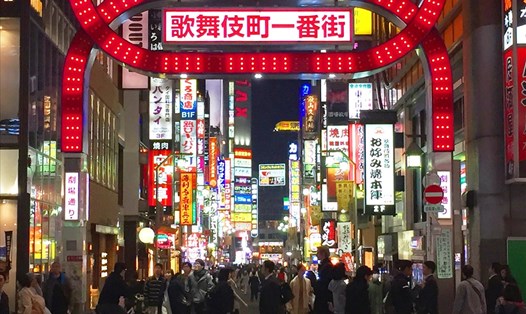 Phố đèn đỏ Kabukicho ở Tokyo. Ảnh: JW 