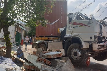Hiện trường vụ xe container lao vào 3 căn nhà trên đường 18B, phường Bình Hưng Hòa A, quận Bình Tân vào rạng sáng nay. 