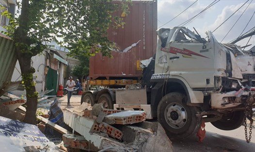 Hiện trường vụ xe container lao vào 3 căn nhà trên đường 18B, phường Bình Hưng Hòa A, quận Bình Tân vào rạng sáng nay. 