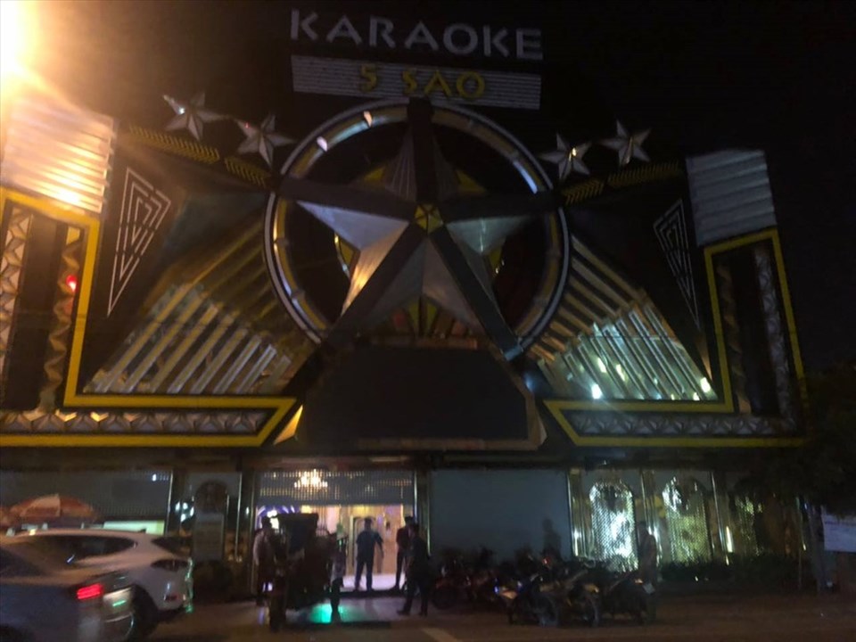 Quán karaoke vi phạm bị đề nghị xử phạt 22,5 triệu đồng. Quán karaoke vi phạm bị đề nghị xử phạt 22,5 triệu đồng.