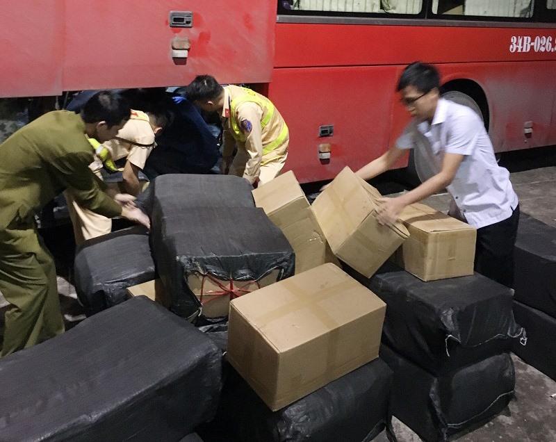  Phương tiện và 1.090 kg lòng lợn khô do 2 đơn vị bắt tạm giữ. Ảnh: T.H 