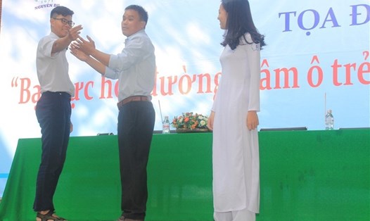 Các em học sinh được võ sư Trần Trung Sơn - HLV Quốc gia Muay Thái chia sẻ kỹ năng giúp học sinh phòng vệ trước những tình huống xâm hại tình dục.