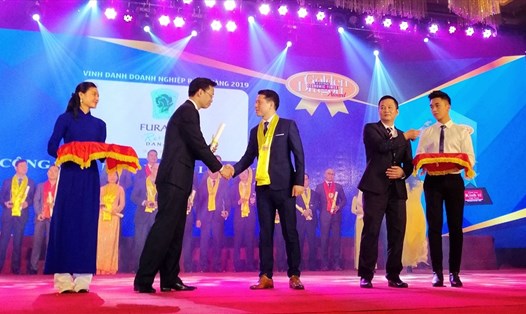 Ông Công Nghĩa Nam – Giám Đốc Kinh Doanh khu vực miền Bắc của Furama Resort Đà Nẵng đại diện nhận giải.