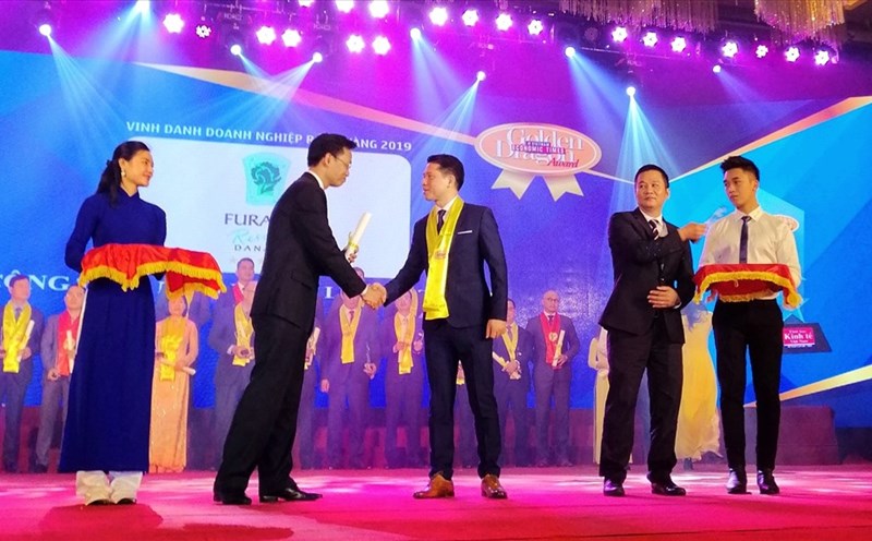 Ông Công Nghĩa Nam – Giám Đốc Kinh Doanh khu vực miền Bắc của Furama Resort Đà Nẵng đại diện nhận giải.