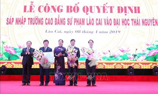 Phó Bí thư Thường trực Tỉnh ủy Lào Cai Hà Thị Nga trao Quyết định sáp nhập Trường Cao đẳng Sư phạm Lào Cai vào Đại học Thái Nguyên. Ảnh: TTXVN