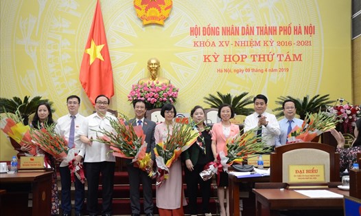 Lãnh đạo TP Hà Nội tặng hoa chúc mừng các trưởng, phó ban chuyên trách vừa được kiện toàn. Ảnh: HK