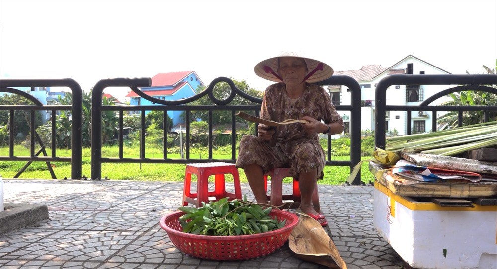 Bà Mười hơn 10 năm đã dùng mo cau, bẹ chuối để gói rau muống. Ảnh:Đ.V